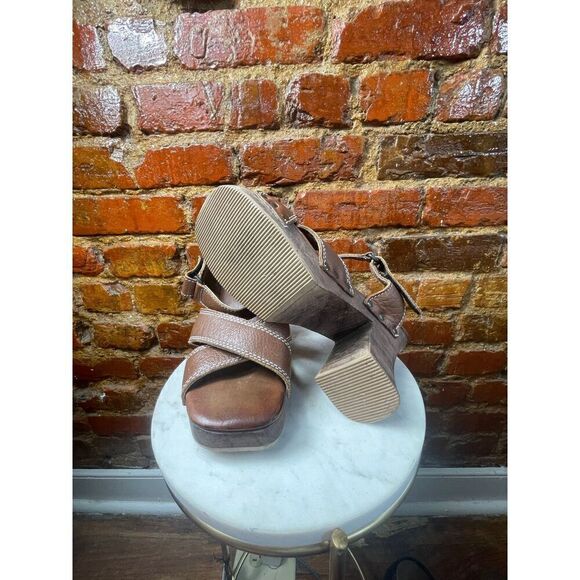 London Underground 90s Bell Bottom Heel Sandals - Picture 5 of 6